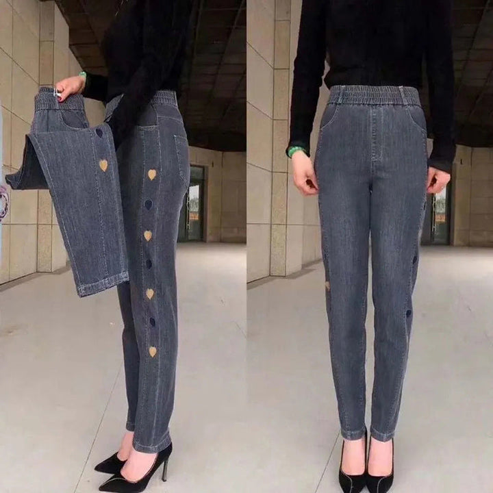 Pantalon jean femme, matière élastique, broderie cœur discrète. Confort optimal et style slim ajusté.