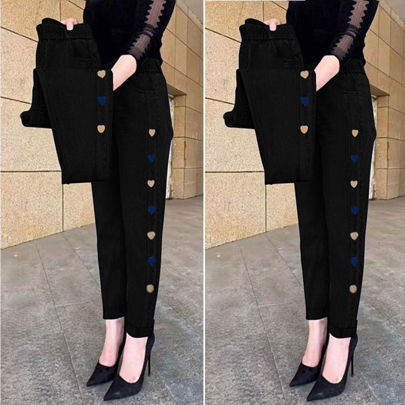 Vêtement féminin : Jean slim ultra stretch avec broderie cœur élégante. Idéal pour toutes occasions.