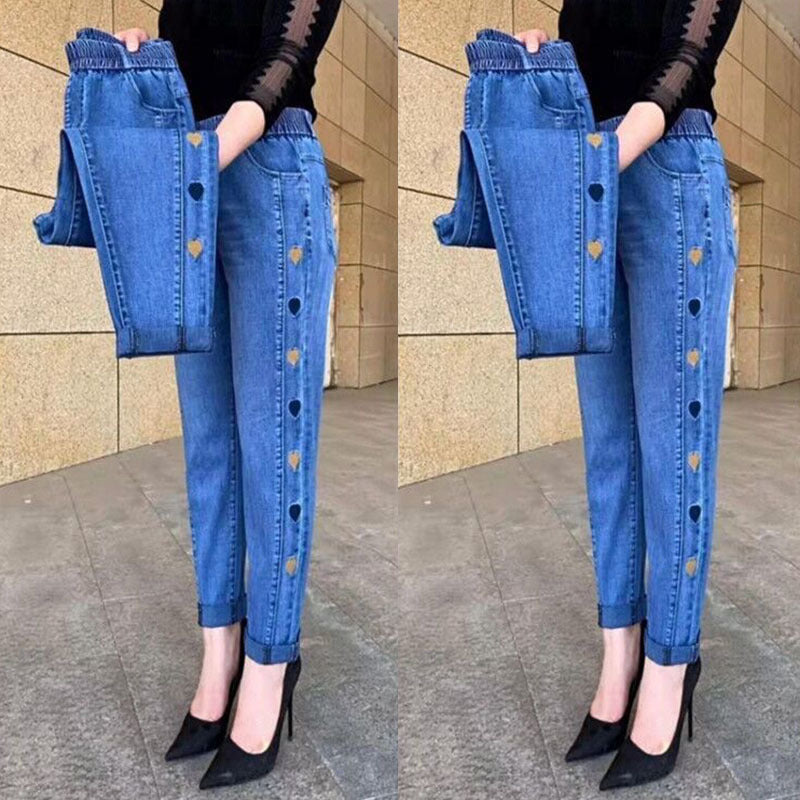 Jean slim femme, broderie cœur. Ultra élastique et taille haute pour un confort et une coupe parfaits.