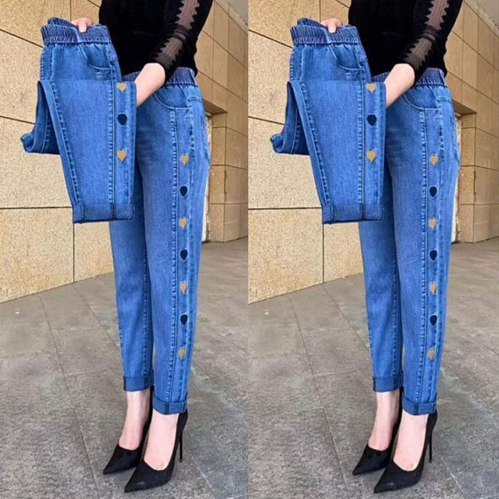 Jean slim femme, broderie cœur. Ultra élastique et taille haute pour un confort et une coupe parfaits.