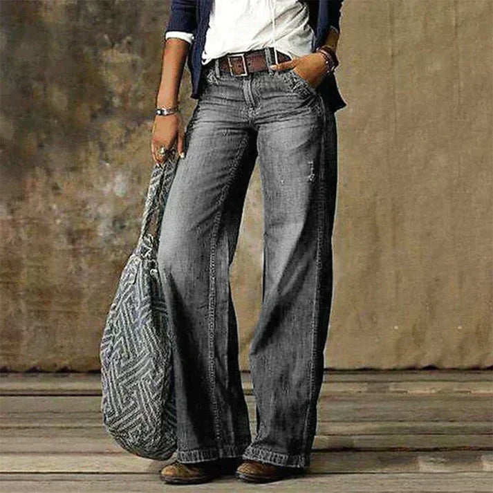 Jeans femme en denim de qualité, coupe parfaite, mettant en valeur la silhouette. Mode féminine élégante.