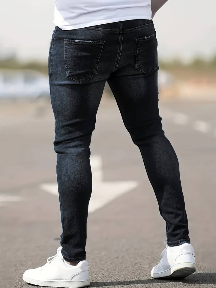 Confort et style avec ce jean homme slim-fit en denim stretch, coupe moderne.