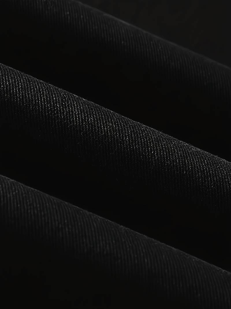 Jean slim-fit stretch pour homme, couleur denim classique, polyvalent et chic.