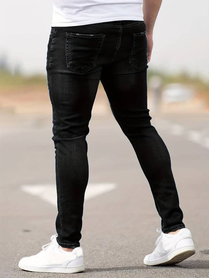 Look décontracté chic avec ce jean slim-fit homme, en denim stretch confortable.