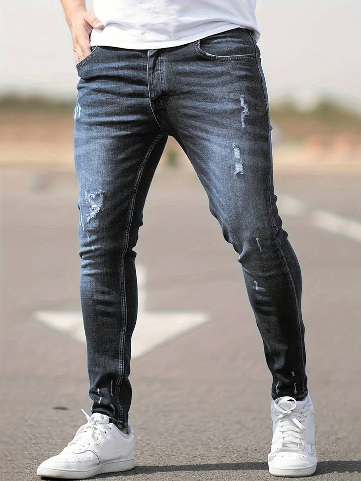 Jean slim-fit homme, coupe contemporaine, tissu stretch pour une liberté de mouvement.