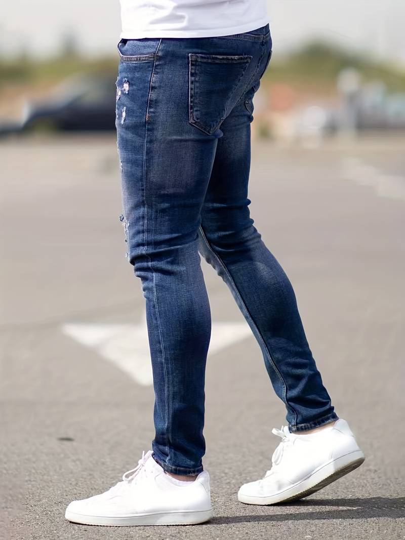 Pantalon jeans slim-fit homme en denim stretch, style moderne et confortable.