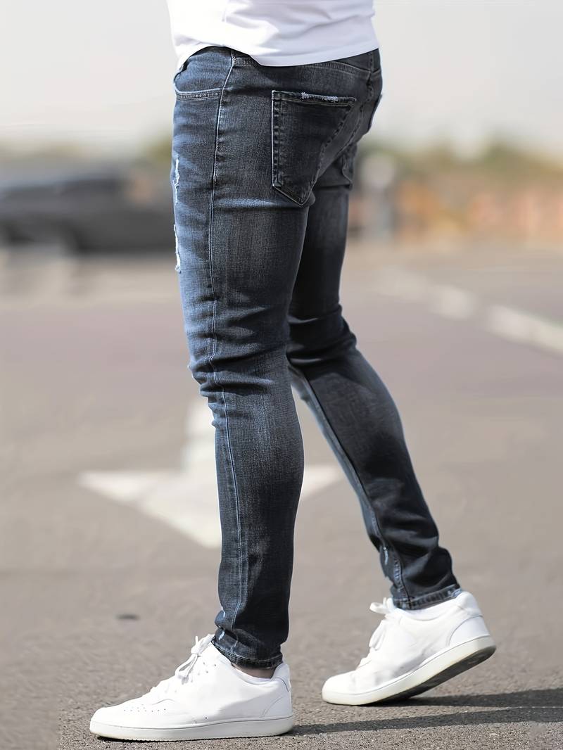 Homme marchant en jean slim-fit stretch, confort absolu et look moderne casual.