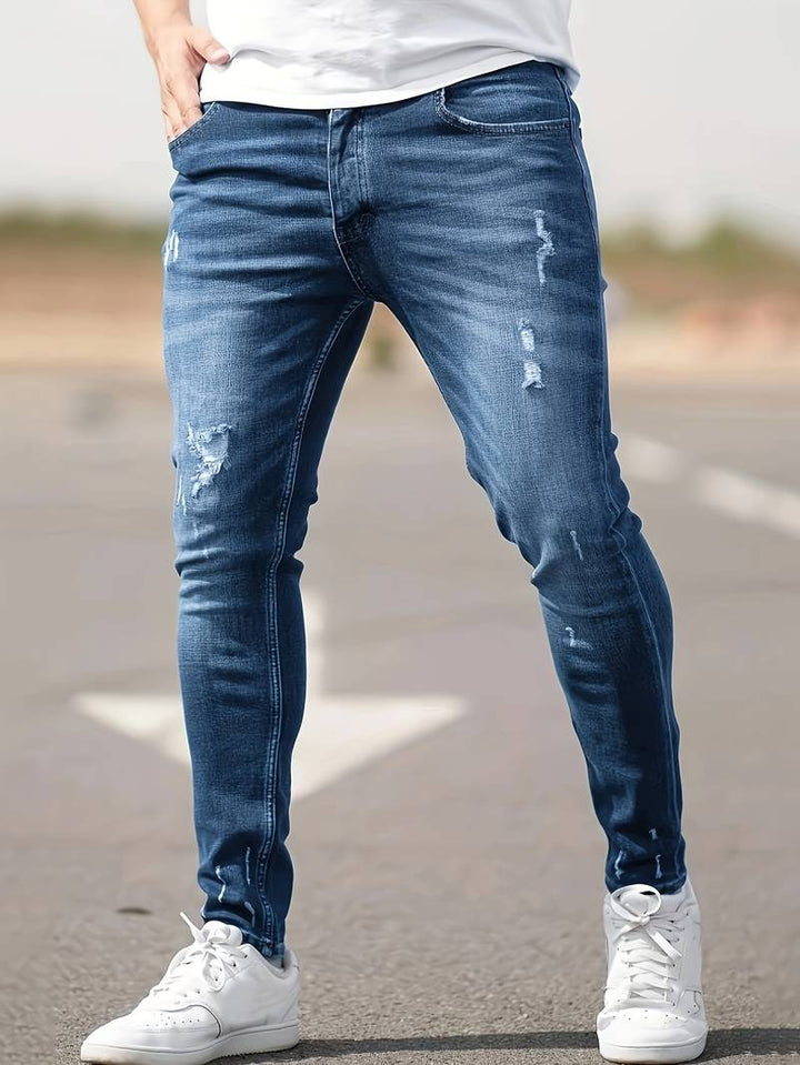 Vue de dos d'un homme en jean slim-fit stretch, ajustement parfait et confort.