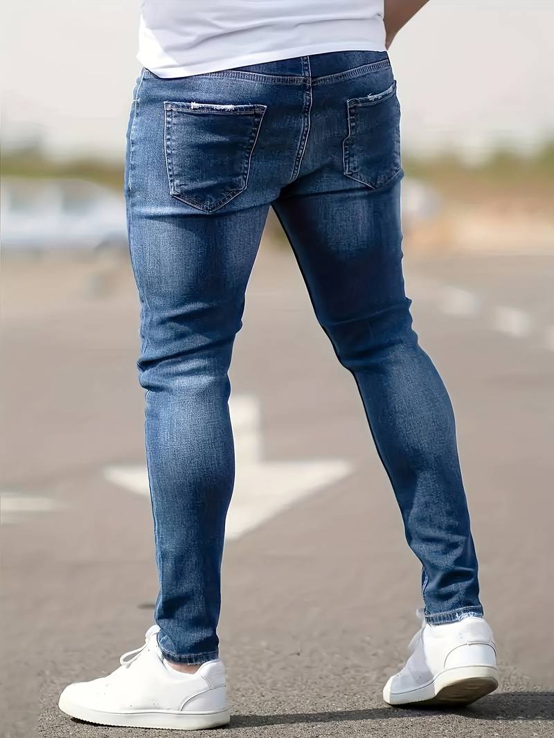 Élégance et confort avec ce pantalon jean homme slim-fit en matière stretch.