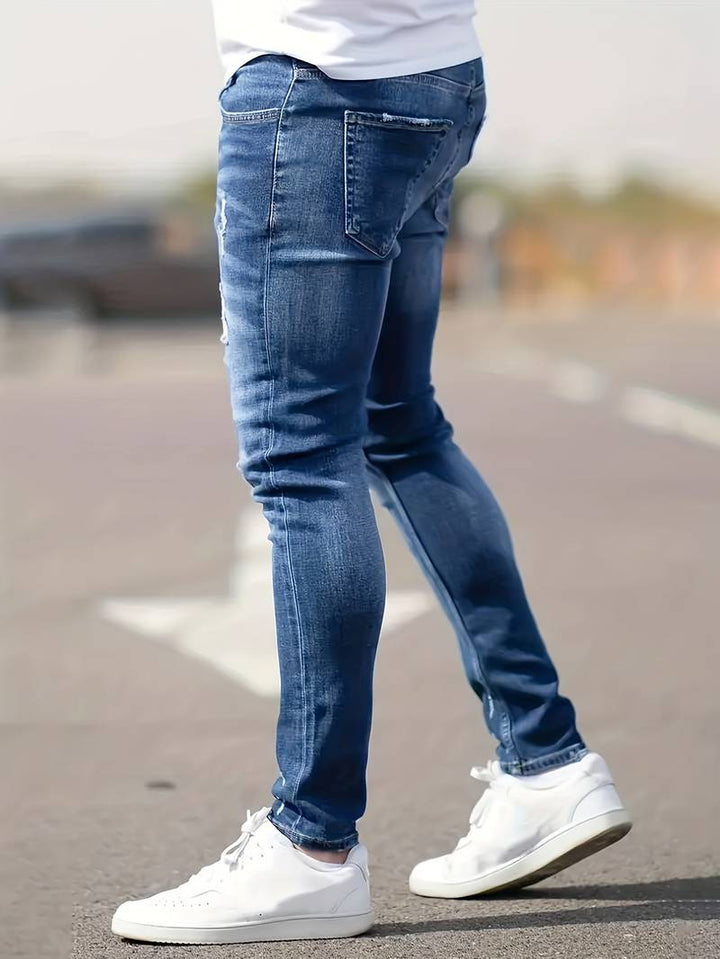 Jean slim-fit stretch, look intemporel et moderne pour homme, en denim résistant.