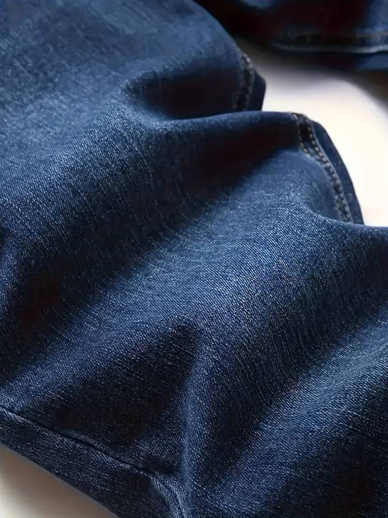 Pantalon jeans slim-fit homme, design moderne et tissu stretch, très confortable.