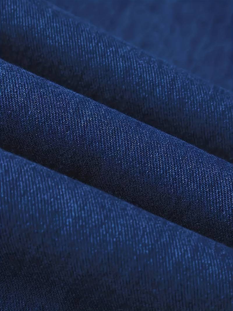 Jeans casual chic homme, slim-fit stretch, un indispensable du vestiaire moderne.