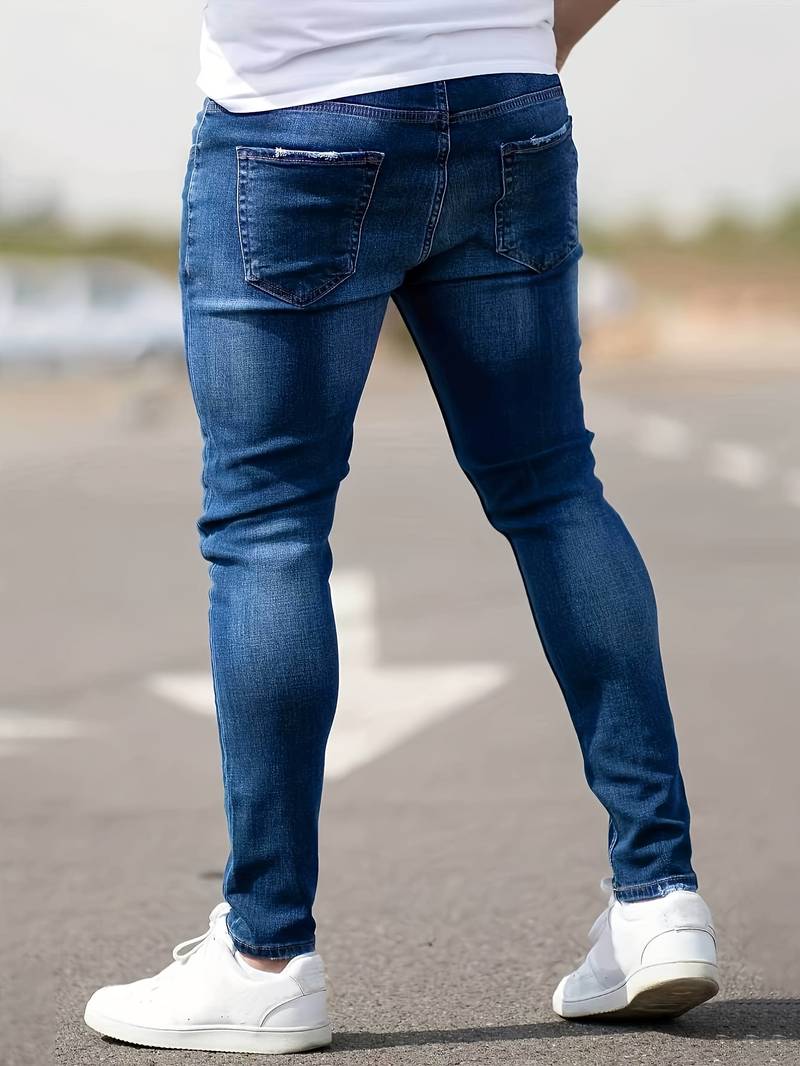 Jeans pour homme slim-fit, denim stretch bleu, idéal pour un look chic et décontracté.