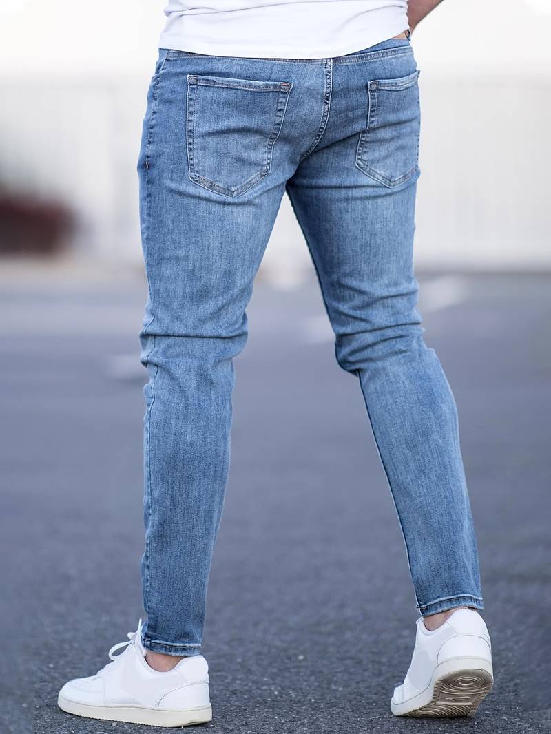 Pantalon denim stretch slim-fit pour homme, allie style, confort et modernité.