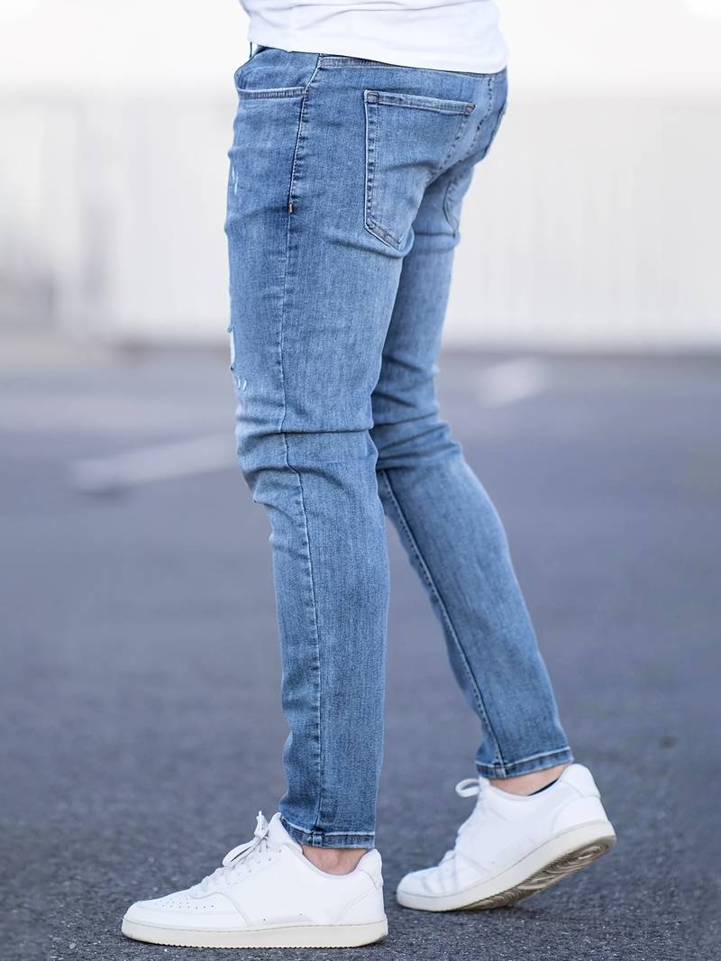 Jeans homme moderne, slim-fit et stretch, parfait pour un quotidien actif.
