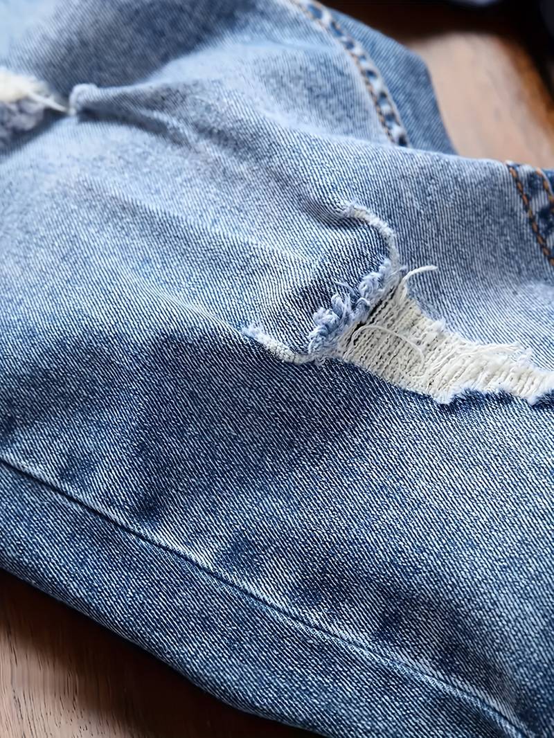 Gros plan sur les coutures d'un jean slim-fit stretch pour homme, qualité denim.