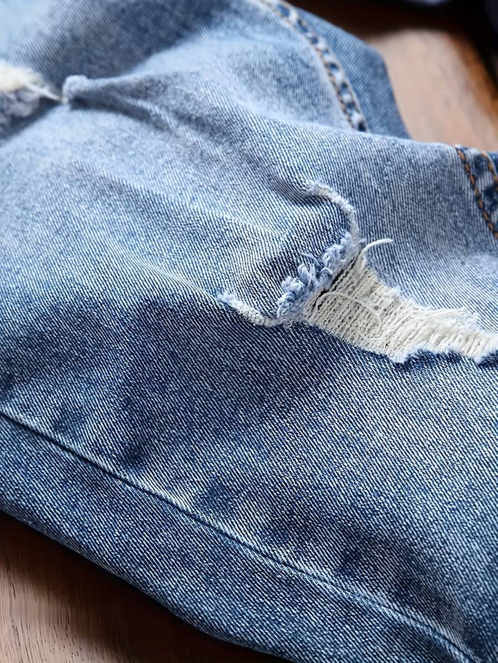 Gros plan sur les coutures d'un jean slim-fit stretch pour homme, qualité denim.