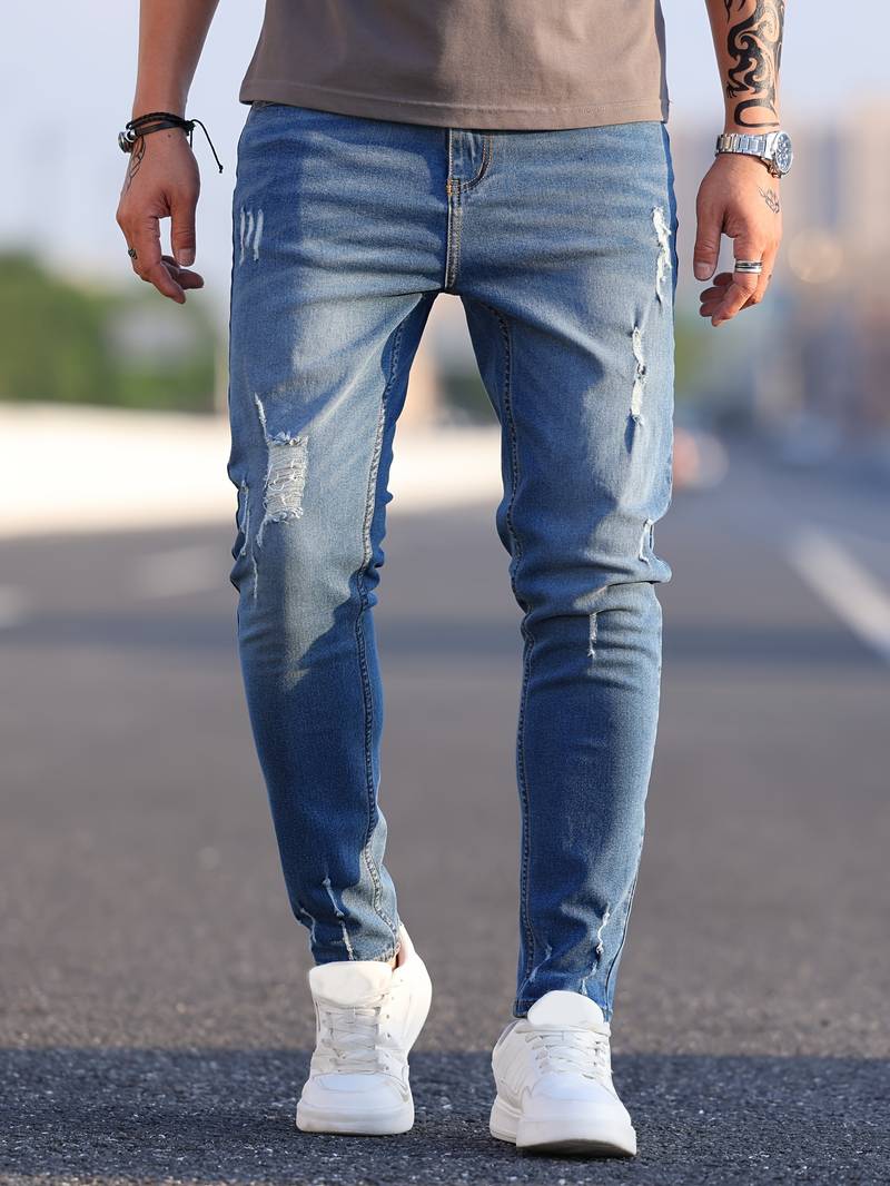 Jean slim-fit homme, couleur denim polyvalente, tissu stretch pour un confort optimal.