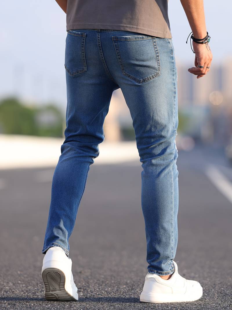 Jeans slim-fit stretch homme, idéal pour un look décontracté ou plus habillé.
