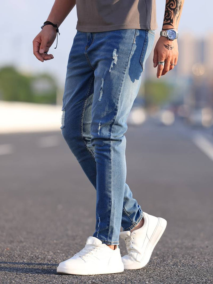 Confort et liberté de mouvement avec ce jean homme slim-fit en denim stretch.