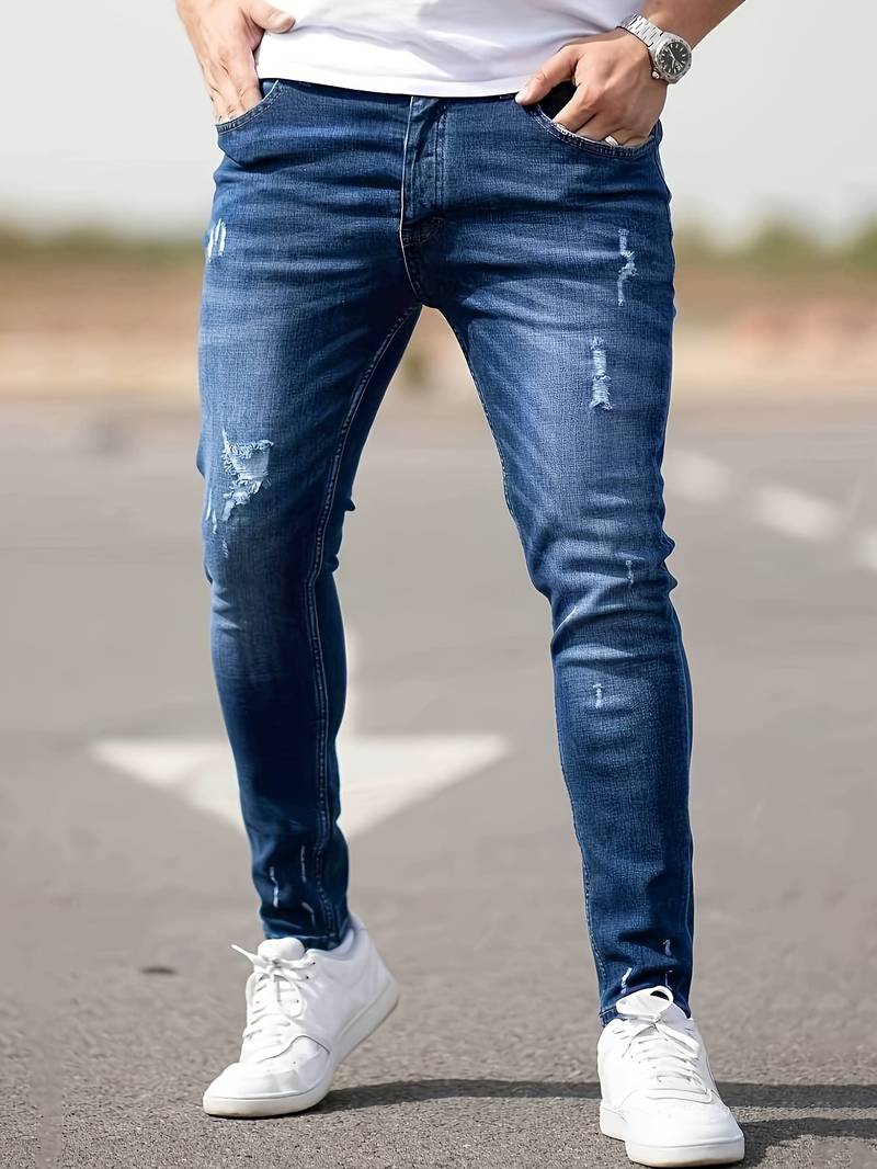 Détail du tissu denim stretch d'un jean slim-fit homme moderne et confortable.