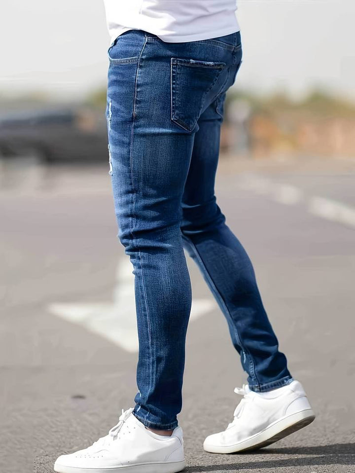 Homme portant un jean slim-fit stretch, élégance casual et liberté de mouvement.