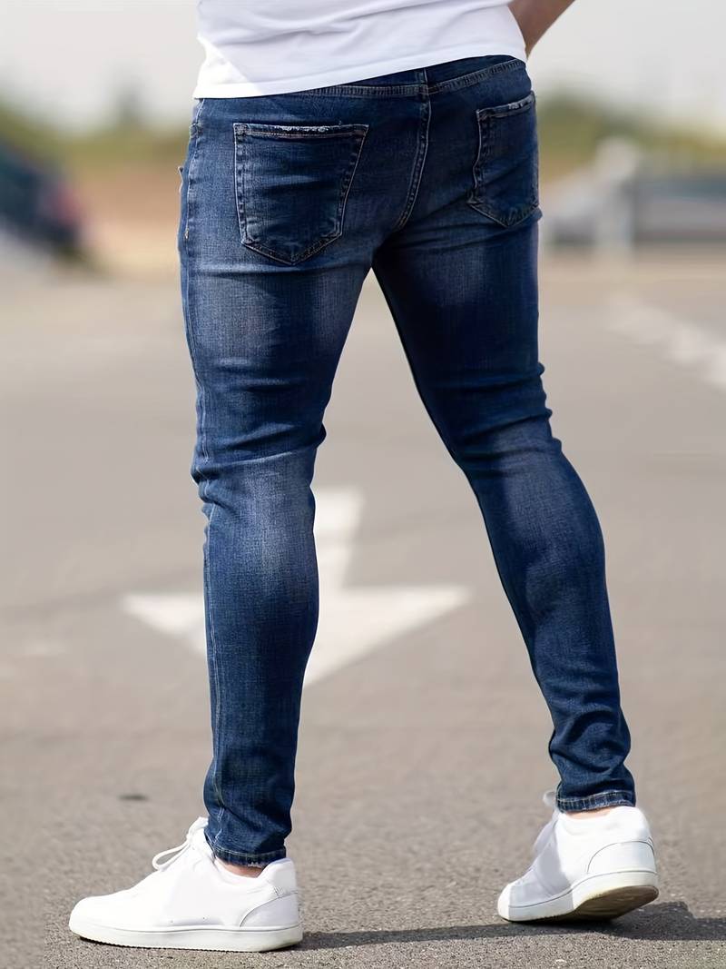 Pantalon denim slim-fit stretch pour homme, look contemporain et très confortable.