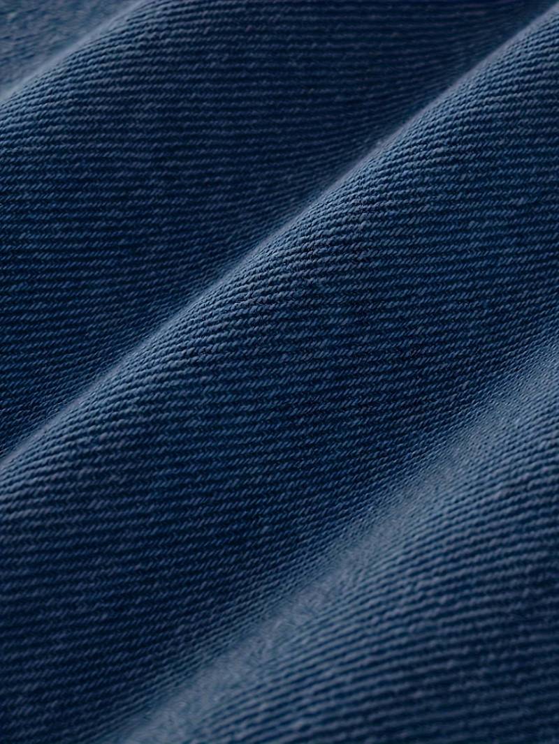 Jeans homme bleu slim-fit, tissu stretch garantissant confort et style moderne.