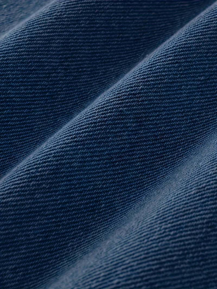 Jeans homme bleu slim-fit, tissu stretch garantissant confort et style moderne.