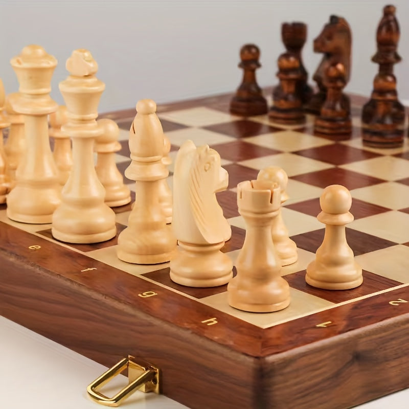 Plateau d'échecs en bois élégant, cases contrastées, prêt pour des heures de jeu et de stratégie. Pour toute la famille.