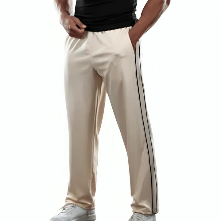 Jogging homme coupe relax, confort ultime.  Modèle décontracté, idéal pour la détente.