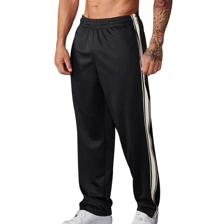 Jogging homme coupe relax, confort ultime.  Modèle décontracté, idéal pour la détente.