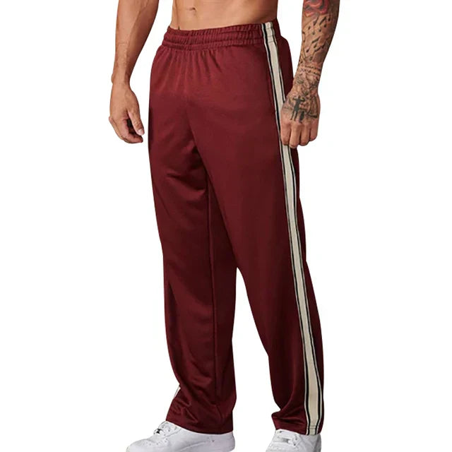 Jogging homme coupe relax, confort ultime.  Modèle décontracté, idéal pour la détente.