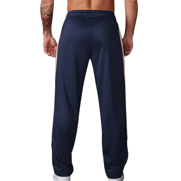 Jogging homme coupe relax, confort ultime.  Modèle décontracté, idéal pour la détente.