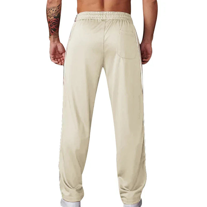Jogging homme coupe relax, confort ultime.  Modèle décontracté, idéal pour la détente.