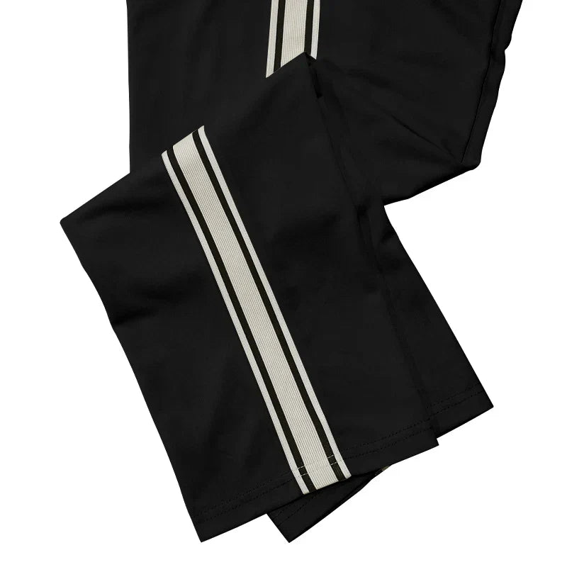 Jogging homme coupe relax, confort ultime.  Modèle décontracté, idéal pour la détente.