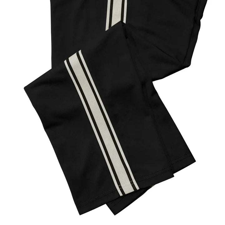 Jogging homme coupe relax, confort ultime.  Modèle décontracté, idéal pour la détente.