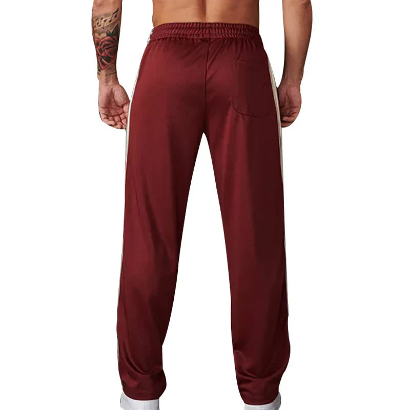 Jogging homme coupe relax, confort ultime.  Modèle décontracté, idéal pour la détente.