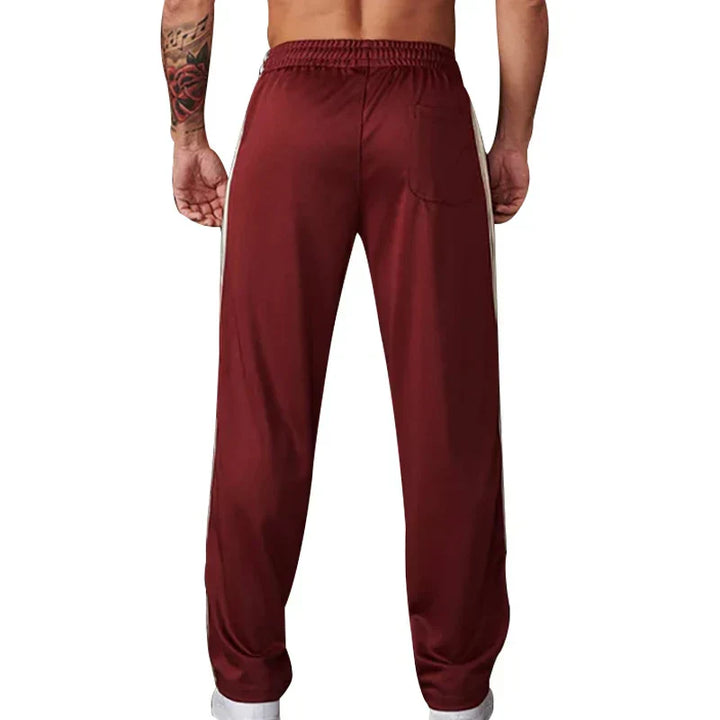 Jogging homme coupe relax, confort ultime.  Modèle décontracté, idéal pour la détente.