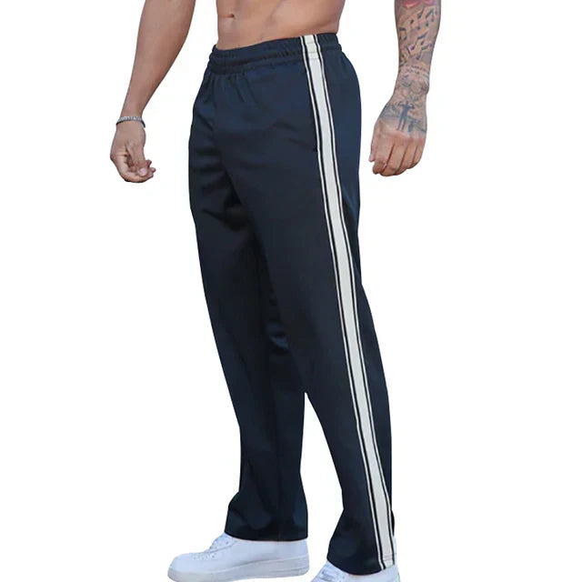 Jogging homme coupe relax, confort ultime.  Modèle décontracté, idéal pour la détente.