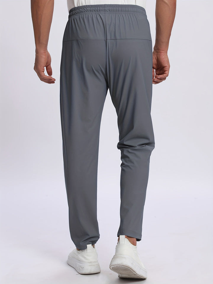 Jogging homme extensible bleu marine avec taille ajustable, offrant un confort optimal pour sport, détente et activités.