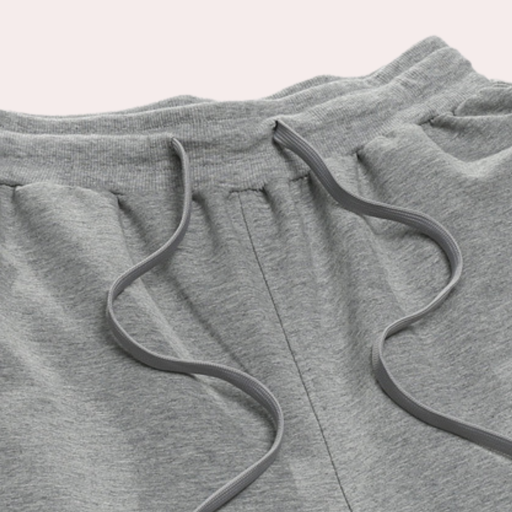 Jogging homme chic et décontracté, parfait pour la détente et les activités quotidiennes.