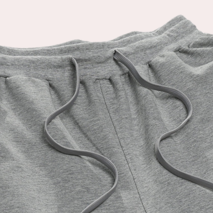Jogging homme chic et décontracté, parfait pour la détente et les activités quotidiennes.