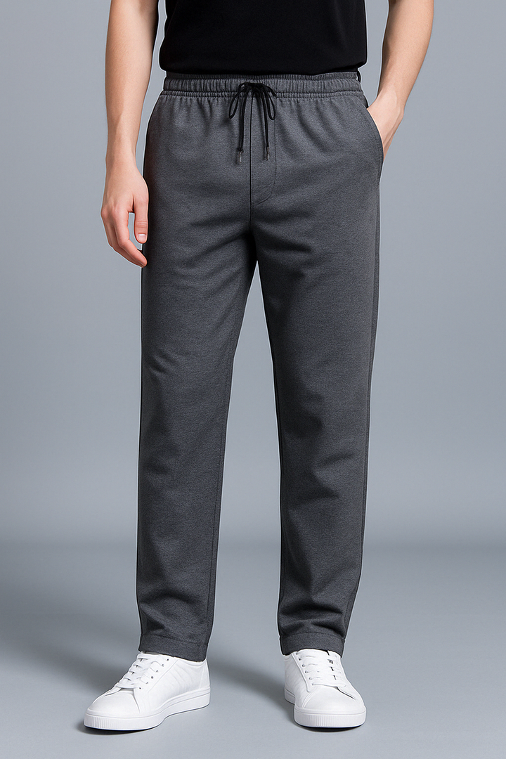 Jogging homme moderne, couleur unie, matière douce pour un confort ultime toute la journée.