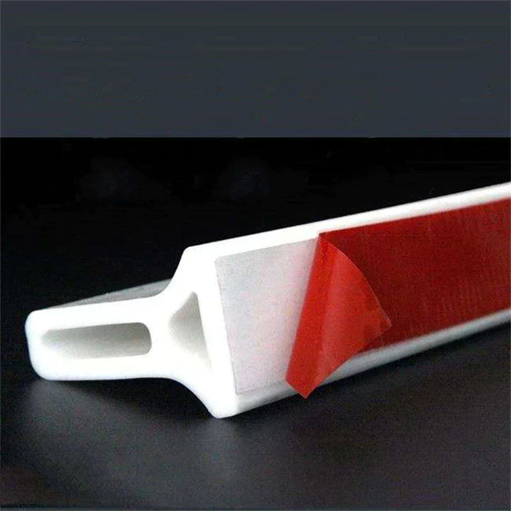 Joint silicone étanche pour douche. Barrière anti-fuite, installation facile.  Silicone flexible, auto-adhésif.