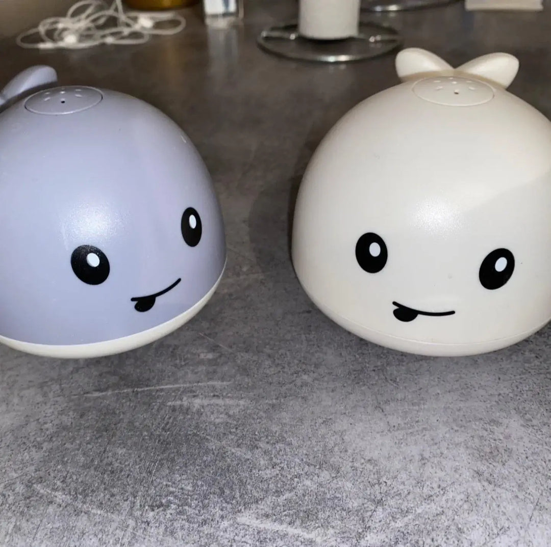 Jouet bain bébé: baleine avec jet d'eau LED.  Amusant et coloré.