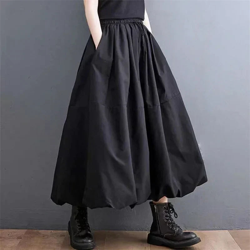 Jupe ballon noire élégante pour femmes, coupe moderne et tendance. Parfaite pour un look chic et polyvalent.