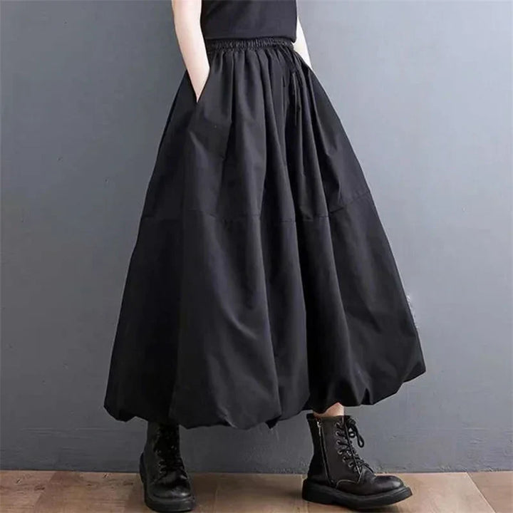 Jupe ballon noire élégante pour femmes, coupe moderne et tendance. Parfaite pour un look chic et polyvalent.