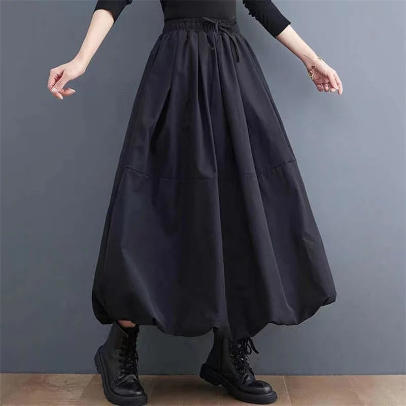 Jupe ballon noire confortable pour femmes, idéale pour l'été. Style moderne et décontracté, tissu léger.