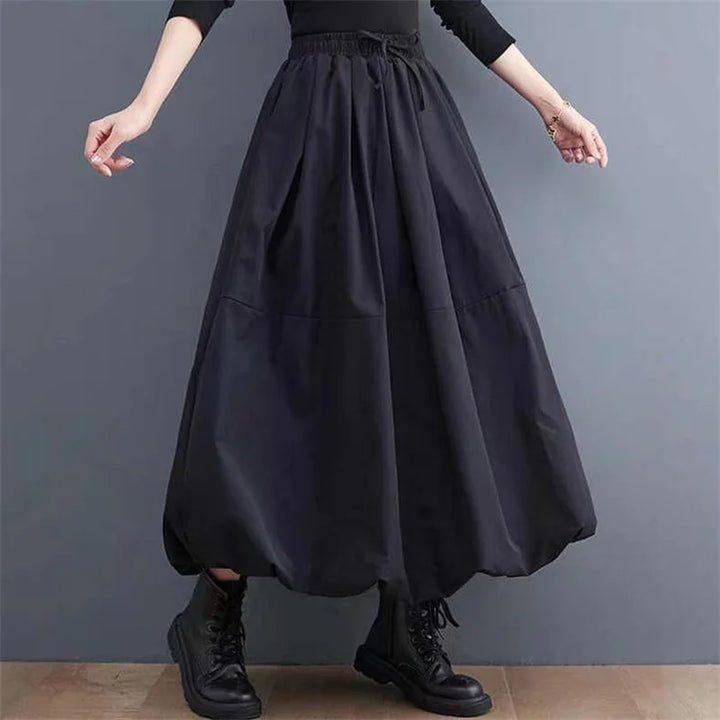 Jupe ballon noire confortable pour femmes, idéale pour l'été. Style moderne et décontracté, tissu léger.